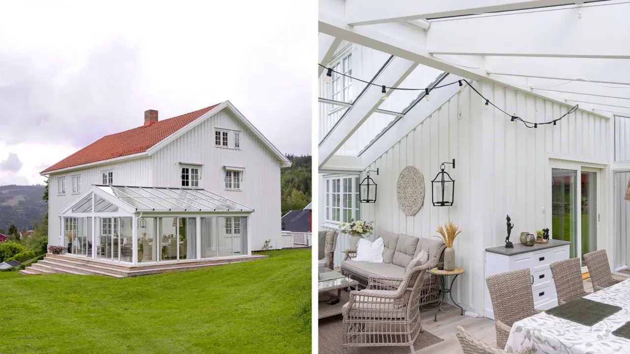 Vitt hus med glasveranda som löper runt husknuten. Utemöbler i rotting och matplats under glastaket.