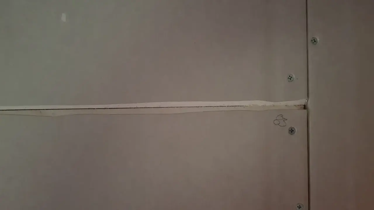 När man ska spackla gipsskivor är det viktigt att få skarvarna jämna. Här syns en skarv som är redo för spackling.