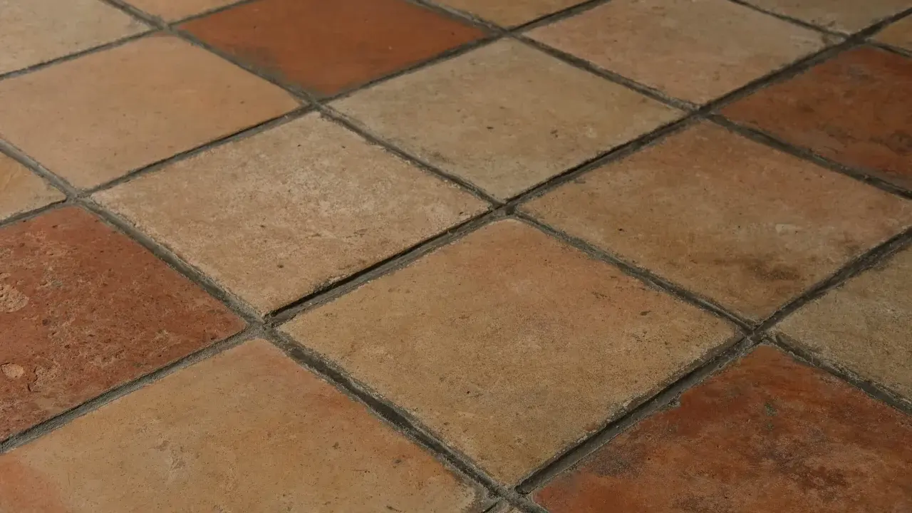 Ett rutmönster av terrakottafärgat klinkergolv, perfekt för den som vill måla klinkergolv och skapa en varm känsla.