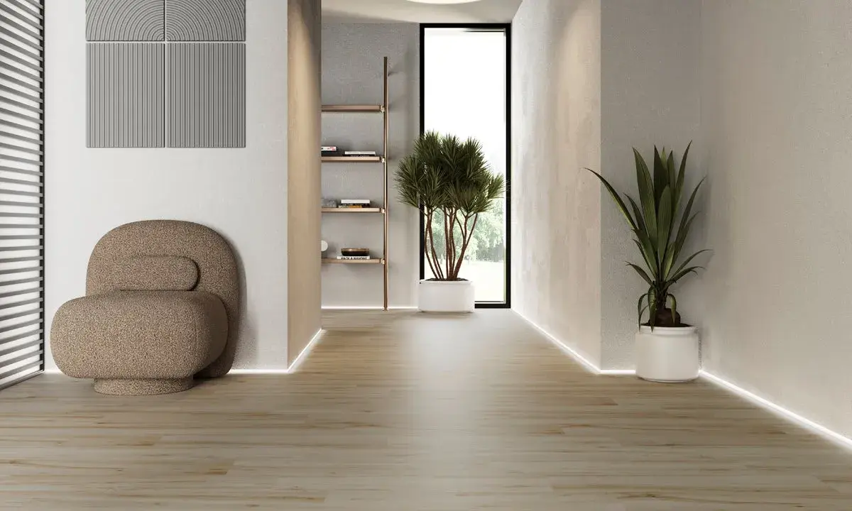 Modern hall med klinker som ger en varm och inbjudande känsla. En bekväm fåtölj och gröna växter skapar en lugn atmosfär.