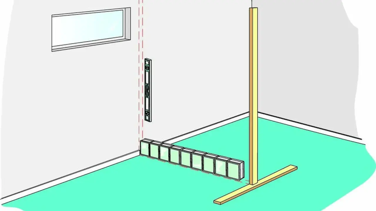 Byggare murar glasblock längs en vägg, med vattenpass och stöd.