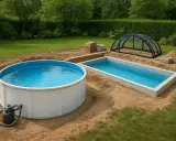 Två pooler, en rund och en rektangulär, grävs ner i marken. En kupolformad pooltäckning står redo.