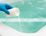 Blå handskbeklädd hand häller pulver från en vit burk i ett spabad. Klor utan cyanursyra för kristallklart vatten.