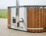 En badtunna hybrid med träpanel och metall, redo för ett avkopplande bad utomhus.
