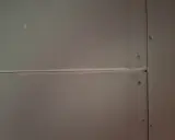 När man ska spackla gipsskivor är det viktigt att få skarvarna jämna. Här syns en skarv som är redo för spackling.