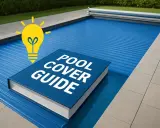 En bok om poolskydd ligger på en täckt rund pool. En glödlampa symboliserar en bra idé för din pooltrappa.
