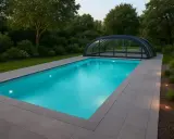 En modern pool med kupoltak, perfekt för pool inspiration i Sverige. Vackert belyst och omgiven av grönskande natur.