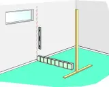 Byggare murar glasblock längs en vägg, med vattenpass och stöd.