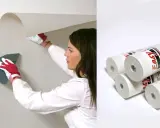Kvinna med handskar och spackel tar bort strukturtapet. Rullar med Easy-tapet syns till höger.