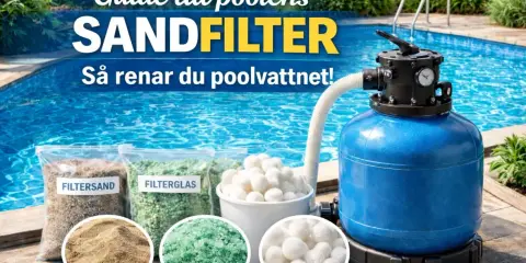 En blå sandfilterpump står bredvid en pool. Framför syns påsar med filtersand, filterglas och filterbollar.