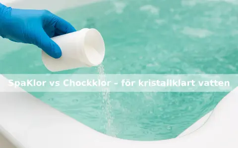 Blå handskbeklädd hand häller pulver från en vit burk i ett spabad. Klor utan cyanursyra för kristallklart vatten.