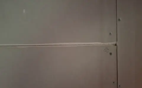 När man ska spackla gipsskivor är det viktigt att få skarvarna jämna. Här syns en skarv som är redo för spackling.
