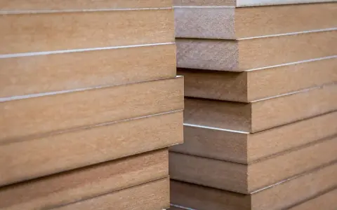 En stapel obehandlade mdf-skivor, redo att måla. Perfekt för ditt nästa gör-det-själv-projekt.