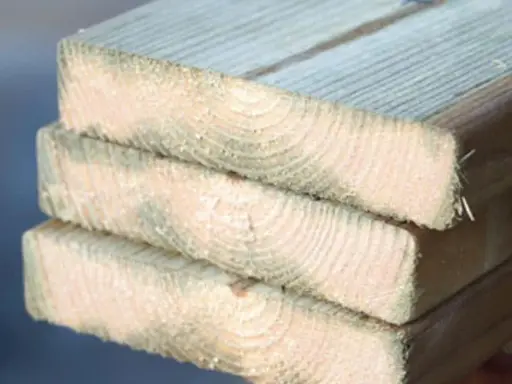 Staplade träplankor visar årsringar. Tänk på vilket håll ska trallen ligga för bästa resultat.