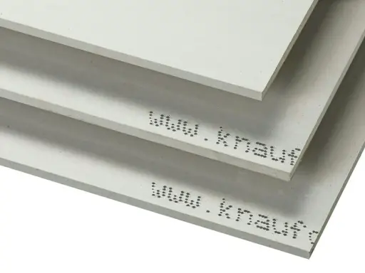Tre staplade gipsskivor med texten "www.kraus" tryckt på. Olika gipsskiva tjocklek kan ses.