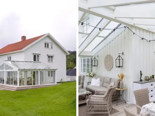 Vitt hus med glasveranda som löper runt husknuten. Utemöbler i rotting och matplats under glastaket.