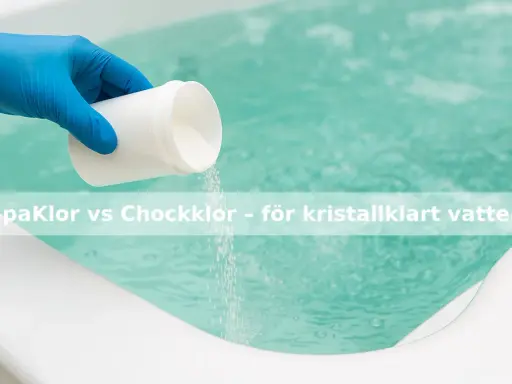 Blå handskbeklädd hand häller pulver från en vit burk i ett spabad. Klor utan cyanursyra för kristallklart vatten.