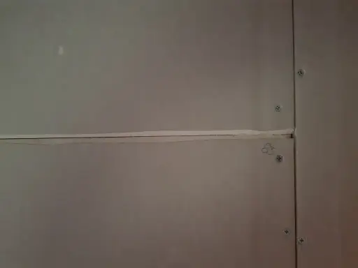 När man ska spackla gipsskivor är det viktigt att få skarvarna jämna. Här syns en skarv som är redo för spackling.