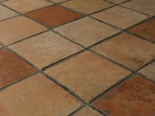 Ett rutmönster av terrakottafärgat klinkergolv, perfekt för den som vill måla klinkergolv och skapa en varm känsla.