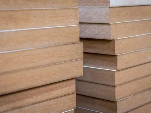 En stapel obehandlade mdf-skivor, redo att måla. Perfekt för ditt nästa gör-det-själv-projekt.