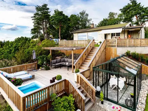 Vacker altan med pool och loungegrupp, perfekt för att skruva trall från sidan och njuta av utsikten. Ett växthus med bord och stolar finns också.