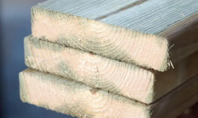 Staplade träplankor visar årsringar. Tänk på vilket håll ska trallen ligga för bästa resultat.