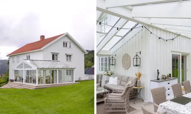 Vitt hus med glasveranda som löper runt husknuten. Utemöbler i rotting och matplats under glastaket.