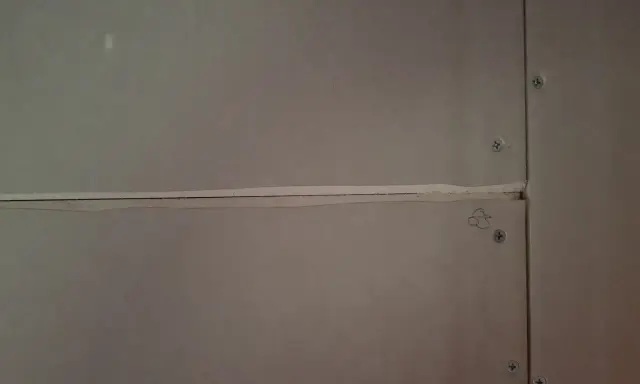 När man ska spackla gipsskivor är det viktigt att få skarvarna jämna. Här syns en skarv som är redo för spackling.