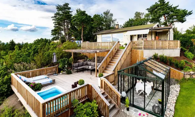 Vacker altan med pool och loungegrupp, perfekt för att skruva trall från sidan och njuta av utsikten. Ett växthus med bord och stolar finns också.