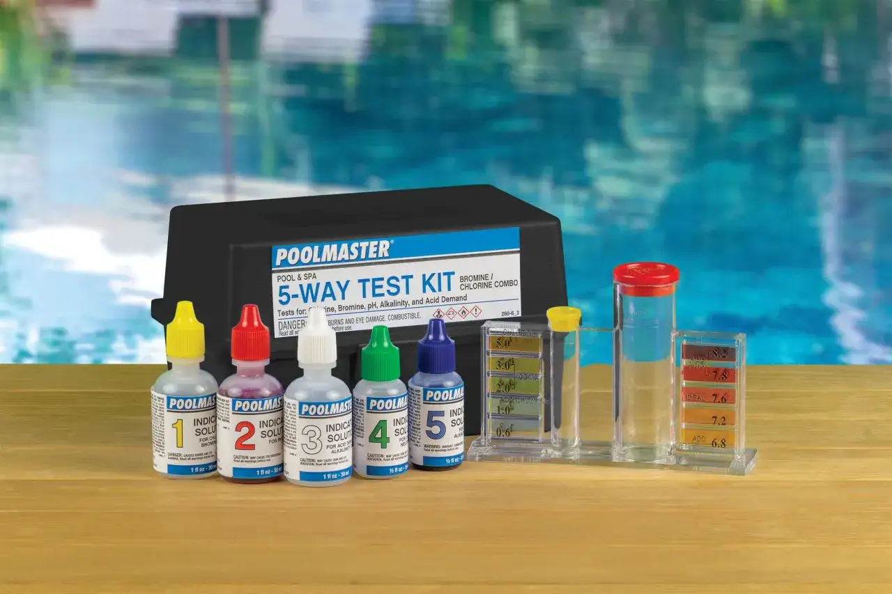 Poolmaster 5-v&auml;gs testkit f&ouml;r att m&auml;ta klor, brom, pH, alkalinitet och syra i poolen. Inneh&aring;ller reagensflaskor och testr&ouml;r.