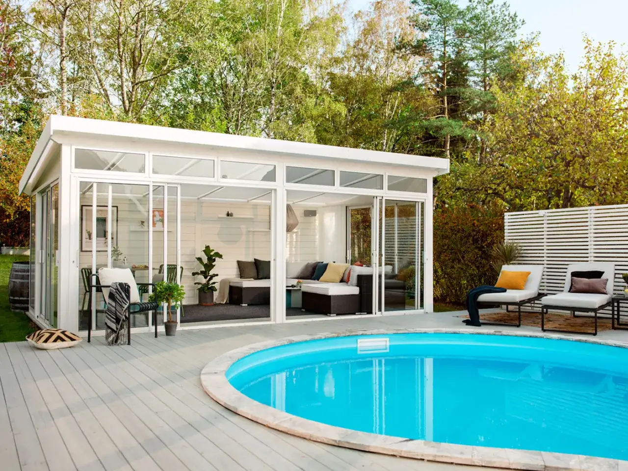 Ett modernt poolhus med stora glaspartier ger perfekt poolhus inspiration. H&auml;r kan du njuta av solen och skuggan.