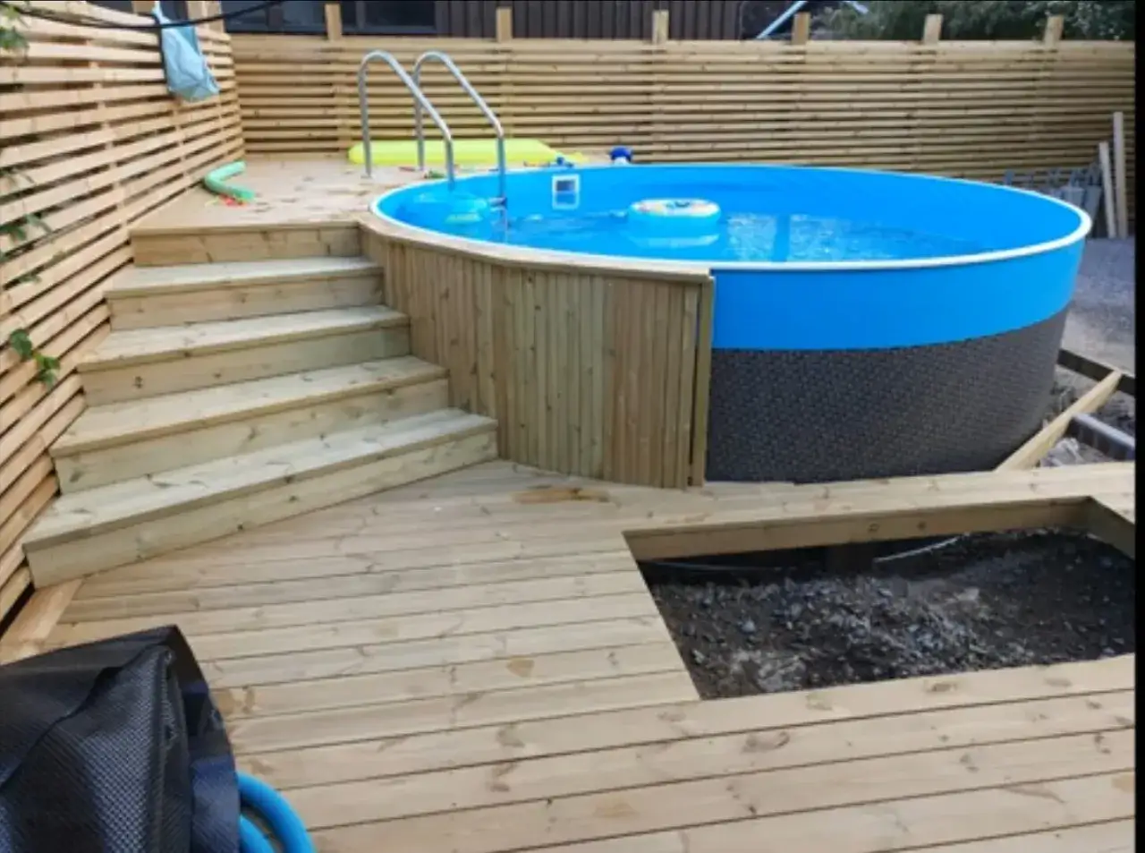 En h&auml;rlig rund pool med en praktisk pooltrappa i tr&auml;. Perfekt f&ouml;r sommarens bad!