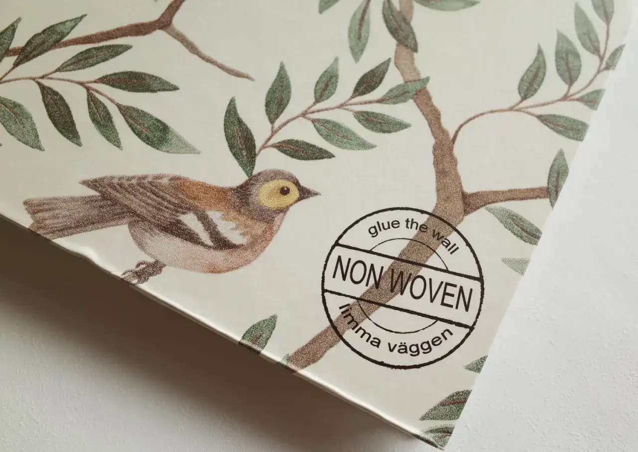 Vacker tapetsera non woven med fågelmotiv. Enkel att sätta upp, limma väggen.