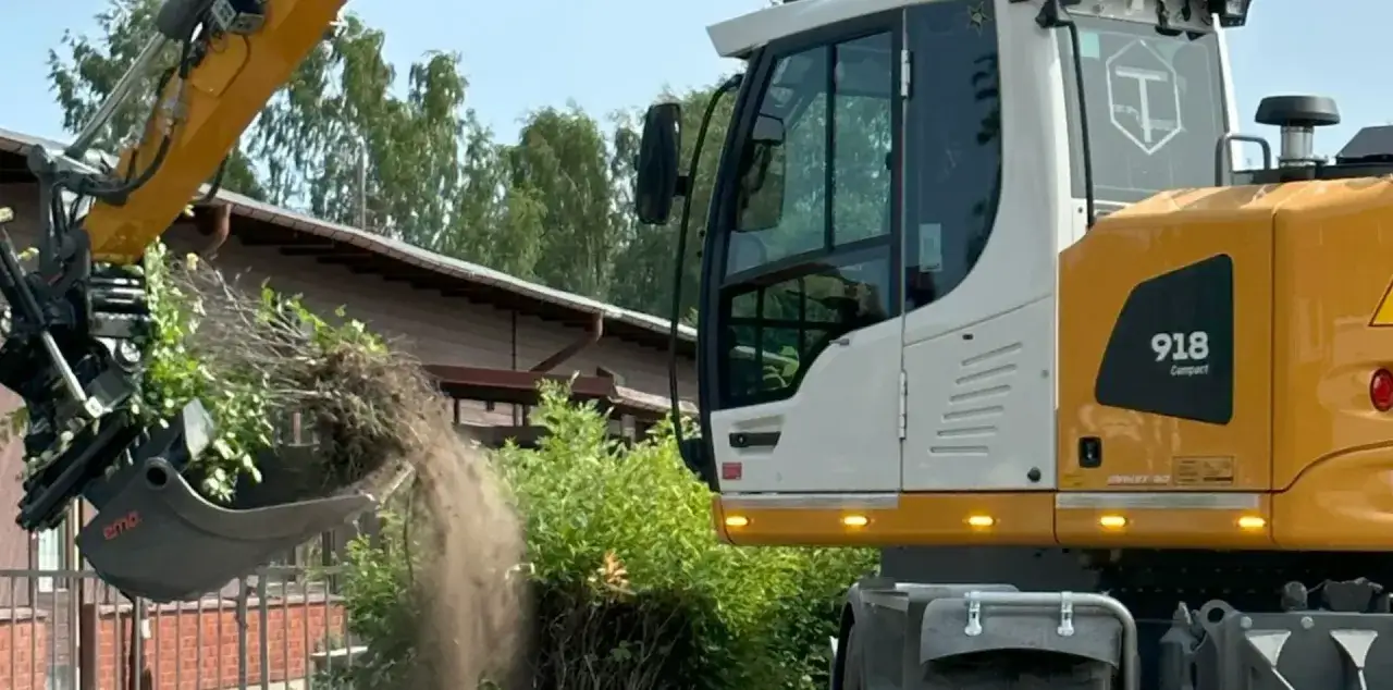 Gr&auml;vmaskin t&ouml;mmer jord och grenar. Bra pris per kubik f&ouml;r schaktning och bortforsling.