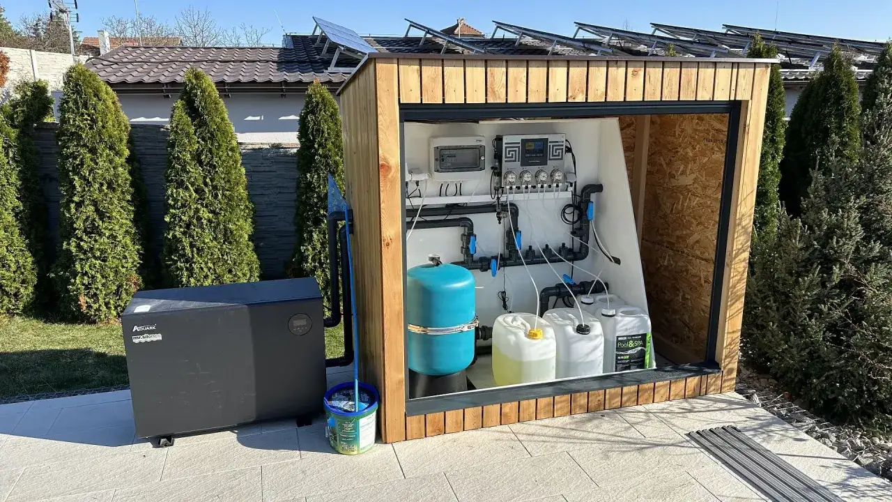 Poolteknik med doseringspumpar och beh&aring;llare f&ouml;r klor utan cyanursyra. En v&auml;rmepump st&aring;r bredvid.