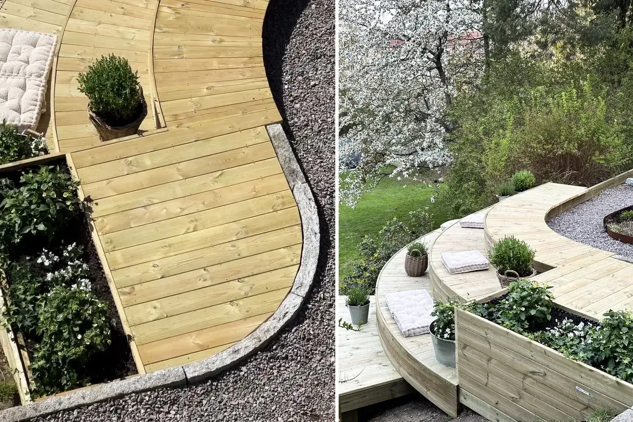 En vacker, sv&auml;ngd altan i tr&auml; med inbyggda planteringsl&aring;dor och sittkuddar. En perfekt plats att njuta av v&aring;ren.