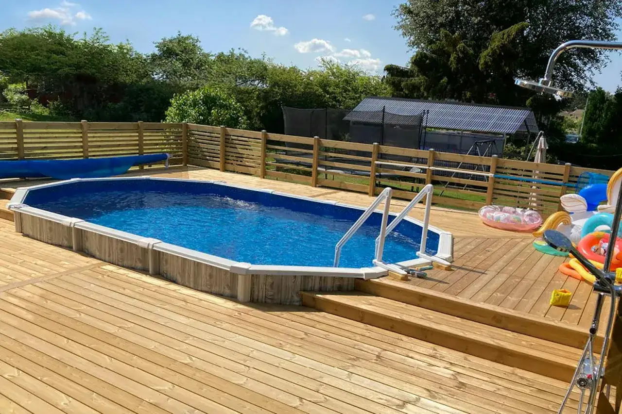 En h&auml;rlig sommardag med en nybyggd pool. Tr&auml;d&auml;cket runt poolen &auml;r perfekt f&ouml;r att bygga in en rund pool.