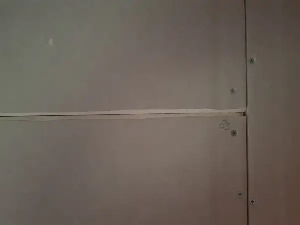 När man ska spackla gipsskivor är det viktigt att få skarvarna jämna. Här syns en skarv som är redo för spackling.